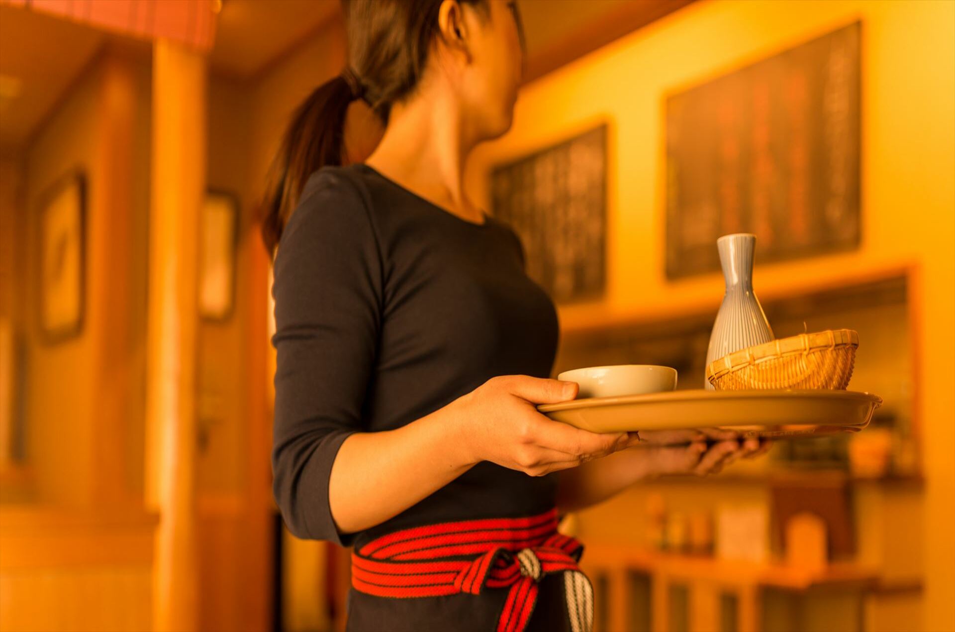 食器を下げるスタッフ