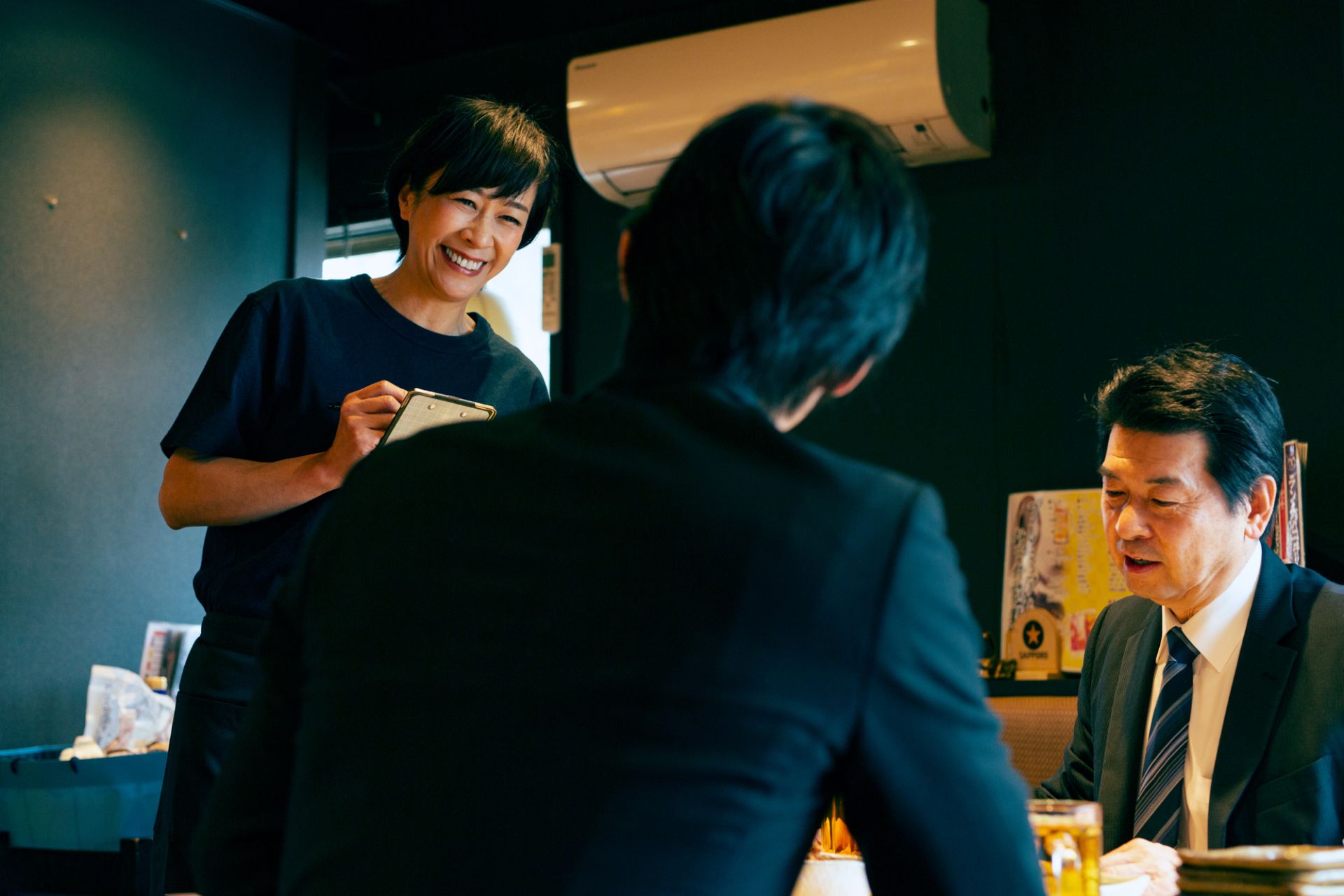注文を取る女性スタッフ