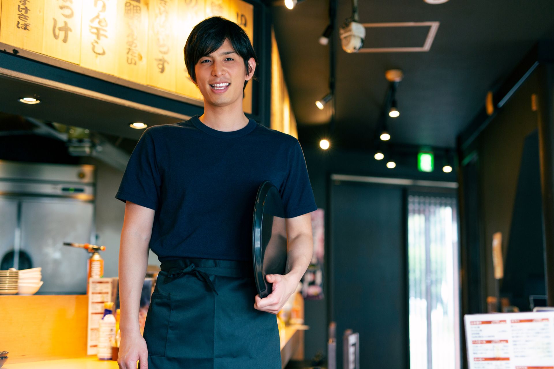注文を取りに行く男性スタッフ
