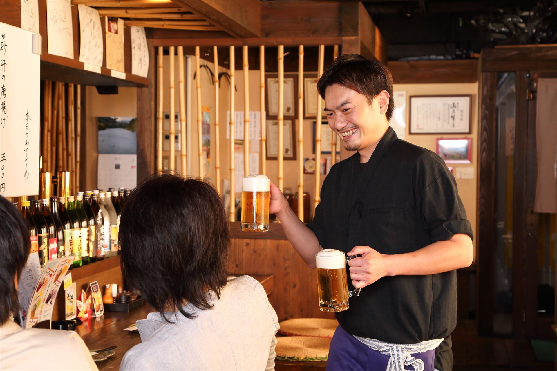 ビールを渡すスタッフ