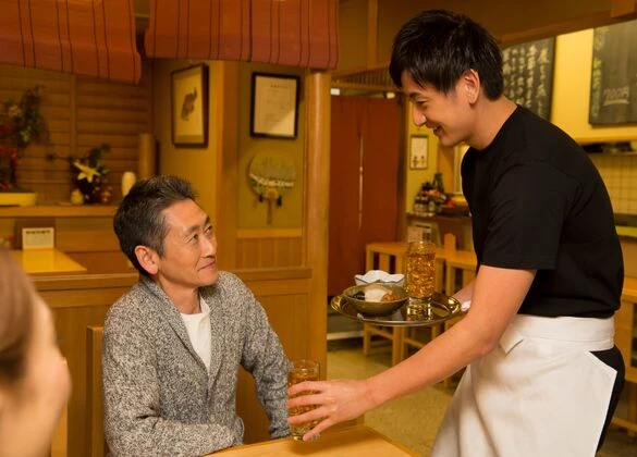 注文を取る男性スタッフ
